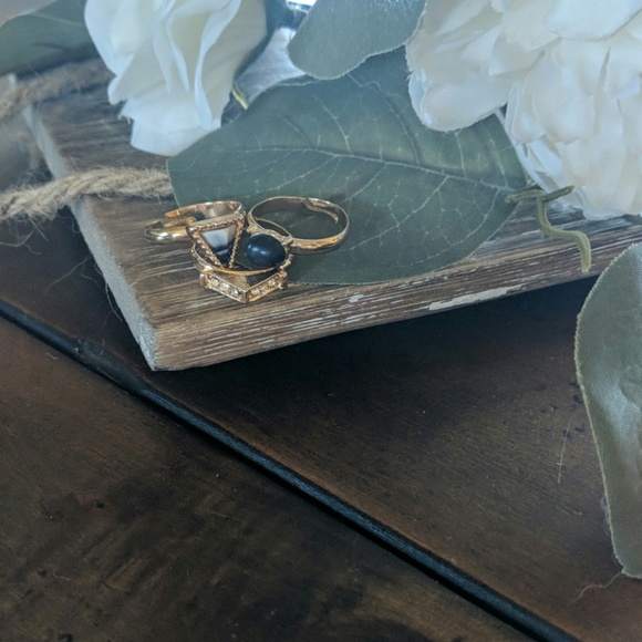 NWOT Black and Gold Tone Ring Set - Picture 2 of 4